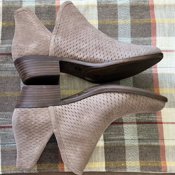 Lucky Brand Textured Taupe Ankle Booties - Picture 3 of 9